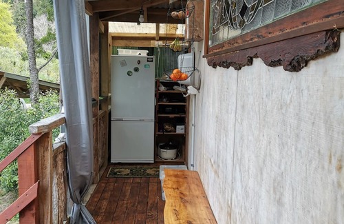 Marahau House | Romantic retreat 3 min to beach in idyllic valley surrounded by native birdlife