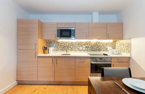 Whittington Apartment | Pass the Keys | Spacious 2Bed & 2Bath Near RAF Museum – Colindale