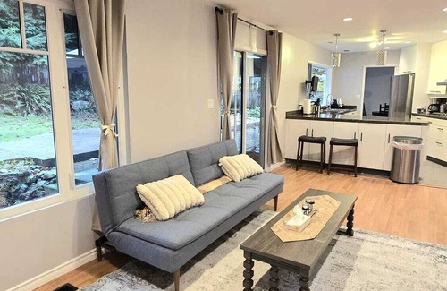 Upper Lonsdale House | Peaceful and Spacious Home Stay in North Vancouver – Great Location