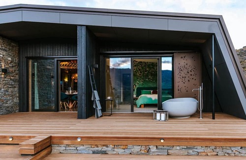 Lowburn Villa | The Boulders Retreat - Lake Views - Outdoor Bath