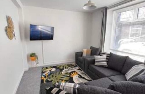 Trelewis House | 5 Bedrooms, 2 Bathrooms, 4 Double Rooms