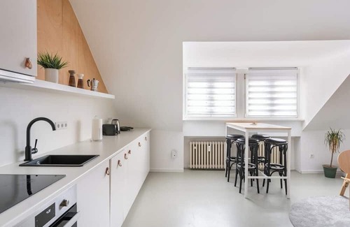 Dusseldorf Old Town Apartment | 2-BedRoom Apartment in Old Town - 10min Messe | 5 people