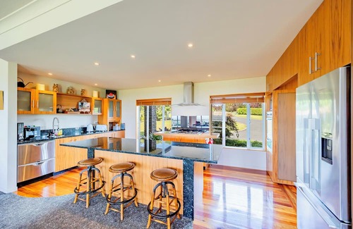 Clarks Beach House | Black Swan Retreat: Lifestyle Charm on a Budget