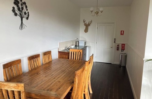 Hamilton Cottage | Charming 2-bedroom cottage in Hamilton - Library Cottage