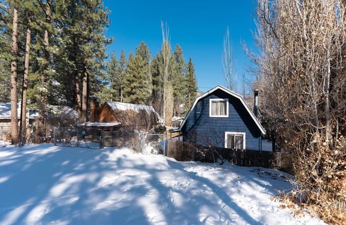 Big Bear Cabin | Charming Blue Cabin with Spa & Karaoke - Unforgettable Family Getaway!