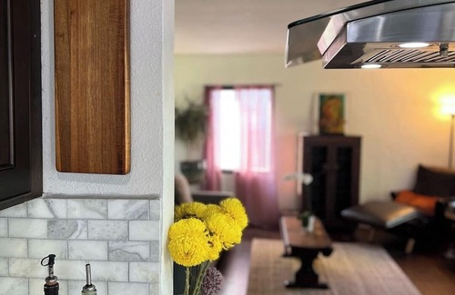 West Berkeley House | Bay Area Basecamp: Walkable Berkeley Bungalow