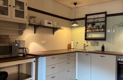 Amelith House | Vacation apartment, shower, WC, 2 bedrooms - Ferienhaus Buren-Hof