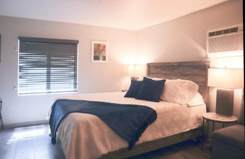 North Oak Park House | Charming Remodeled Studio Retreat w Front Garden