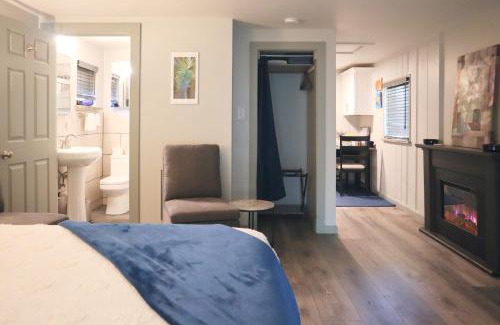 North Oak Park House | Charming Remodeled Studio Retreat w Front Garden