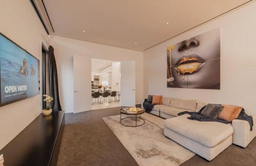 Fendalton House | How the 1percent Live - Waiwetu St Sleeps 15