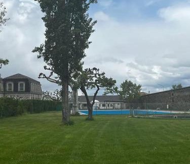 Piedrahita Apartment | Amplio, fresco y céntrico, con patio y balcón