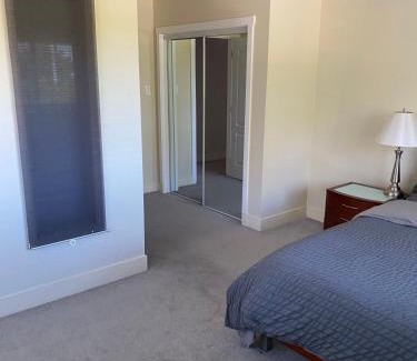 Richmond House | Spacious and bright queen bed room with private bathroom