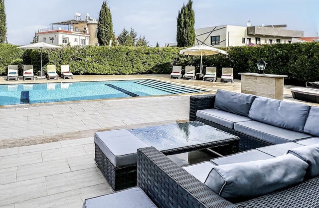 Villa with Pool and Backyard in 5 min to Beach