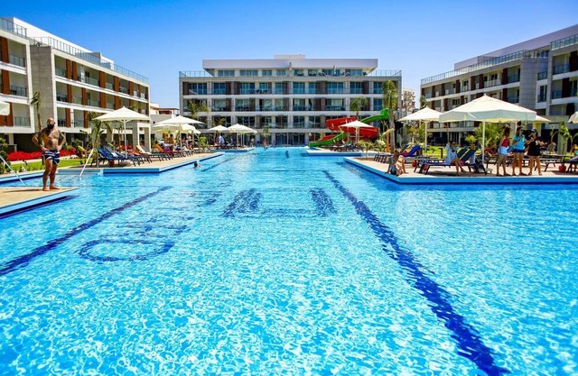 Charming Flat with Shared Pool Near Beach