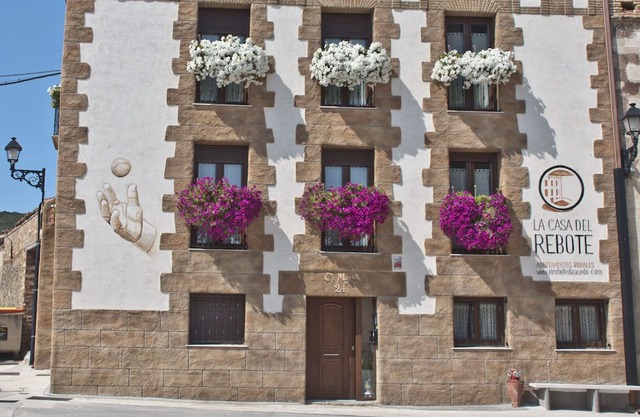 The house of the home. CALBOTE Studio: 135cm bed, bathroom and kitchen-living room.