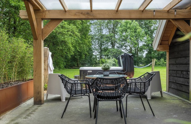 Luxurious stay in the middle of the Frisian countryside with whirlpool