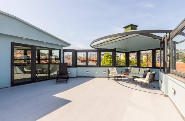 This apartment is a 2 bedroom(s), 2 bathrooms, located in Beşiktaş, İstanbul.