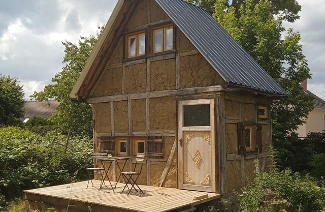 Tiny-house aus Holz und Lehm mit Eigenem Gartenbereich