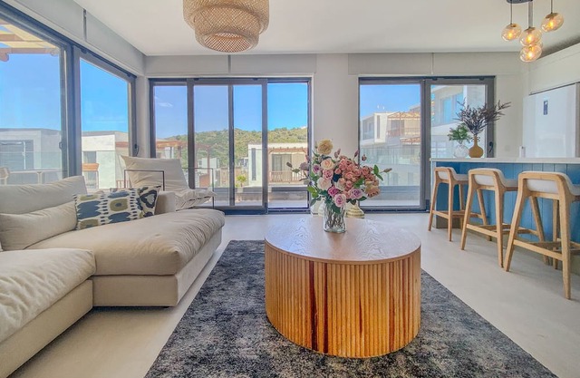 Sea View House w Balcony 3 min to Beach in Milas