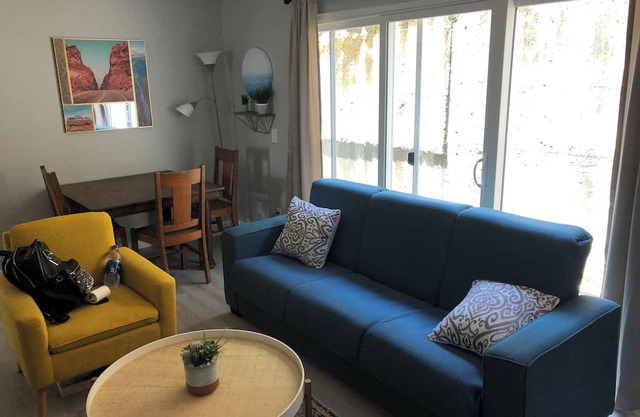 Lovely 2-bedroom apartment in Belmont with small patio and 2-carport space