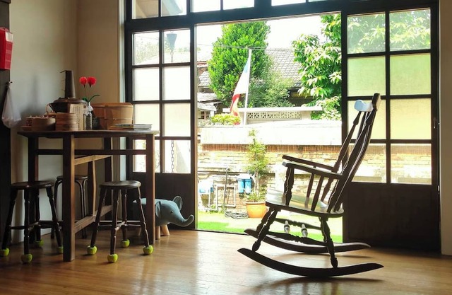 親手修復的歷史眷村小屋，帶有熱水大浴缸復古套房，住在歷史保存區中，3分鐘到擁有260年歷史廟宇，5分鐘到熱門美食區