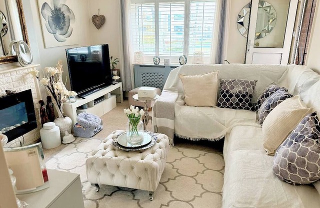 Cosy 2 Bed with Free Parking & Lift -8min to station.