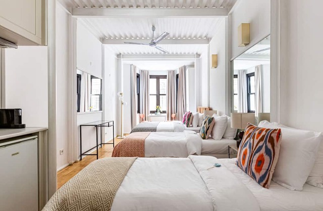 Designed spaciouse townhouse in the best area- special for nighlife lovers group