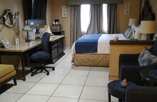 Beautiful, Single King Bed Suite. Amentities & Complimentary Breakfast Included!