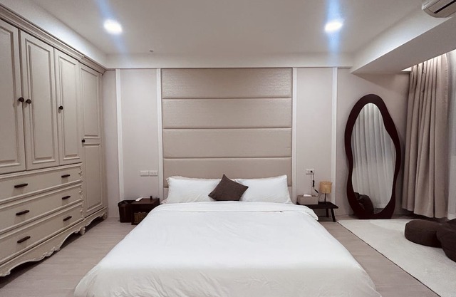 2 mins walk to the MRT! Family-sized condo with reading area, 8 min night market