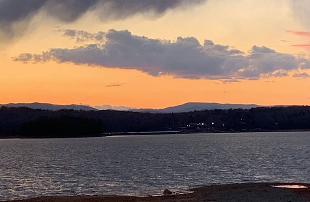 The cottage by the lake, located beside lake Blue Ridge and minutes to downtown.