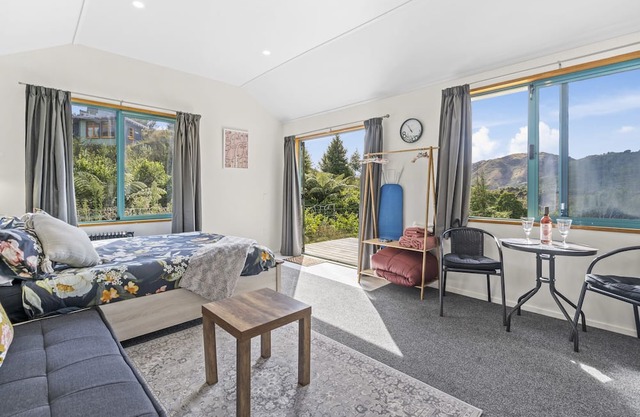 Hilltop View - Nikau Valley Paraparaumu Cottage