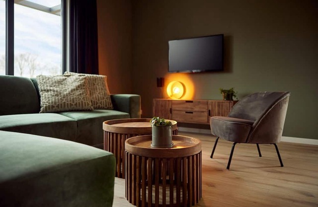 This holiday home for six persons has a spacious living room with an open kitchen, three bedrooms and a spacious patio.