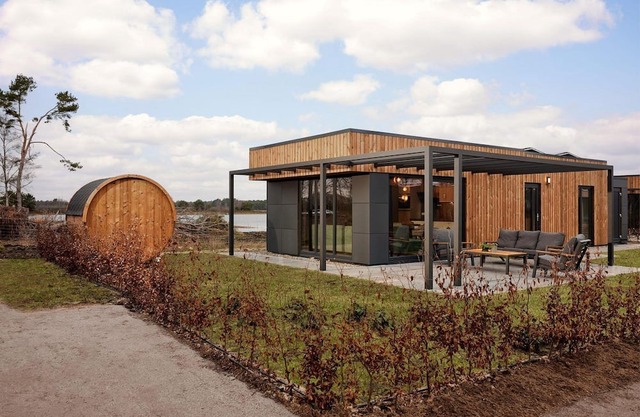 The six-person holiday villa Amalia with private sauna has a spacious living room, open kitchen, three bedrooms and a spacious patio.