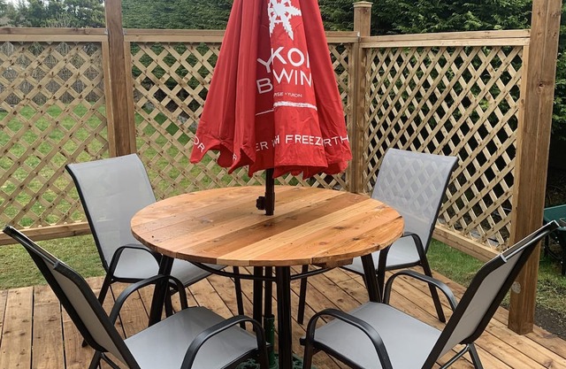 Crazy Crow B & B , Private deck, short walk to ocean, near restaurants /shopping