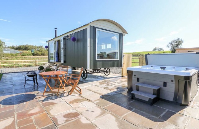 CWT Y GORS, pet friendly, with hot tub in Pontrhydfendigaid