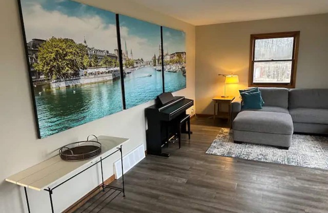 Cozy spacious house with spectacular views of the Grand River