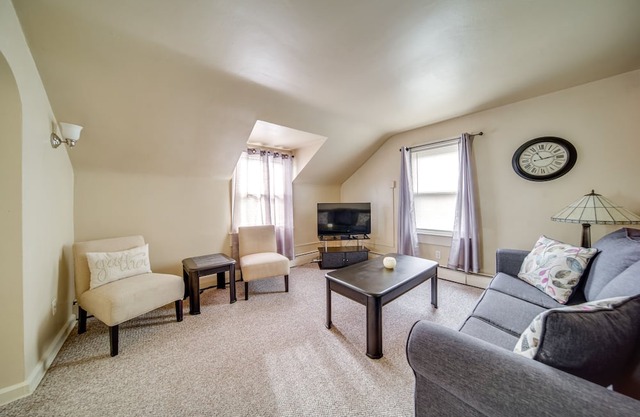 Cozy & Convenient Erie Apartment: 3 Mi to Beach!