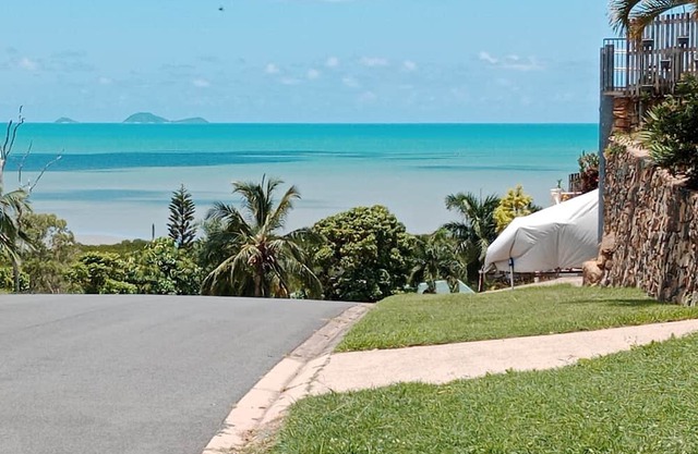 Spacious granny flat on the ground floor, close to shops, beaches, town centre.