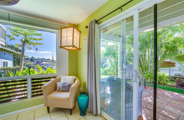 Sun-Dappled Aiea Apartment: 11 Mi to Beach!