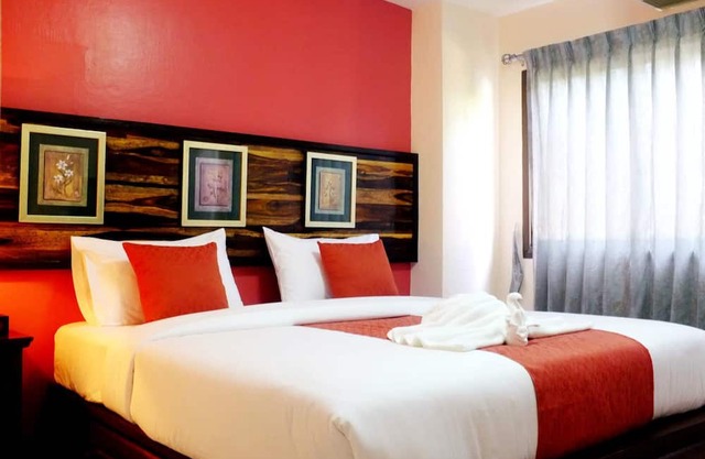 The best 3-star hotel in Bang Saphan located right next to Mae Ram Phueng Beach