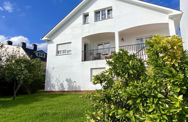 Lovely, spacious, sunny Villa with private fenced-off garden near beaches!