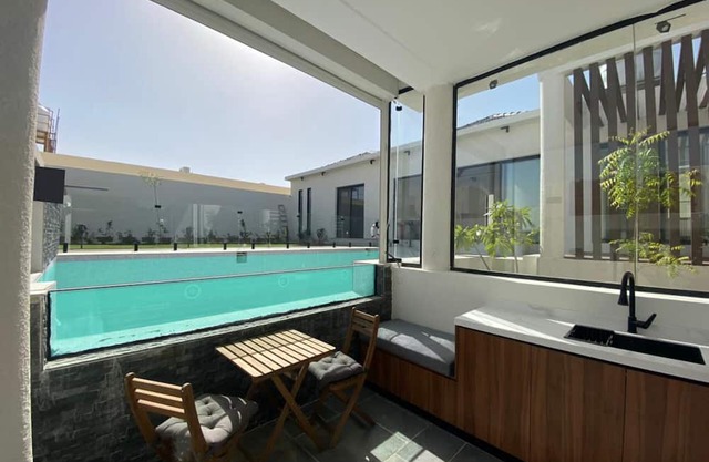 5 minutes to airport