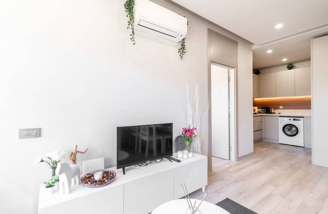 Central Studio w Balcony 10 min to Lara Beach