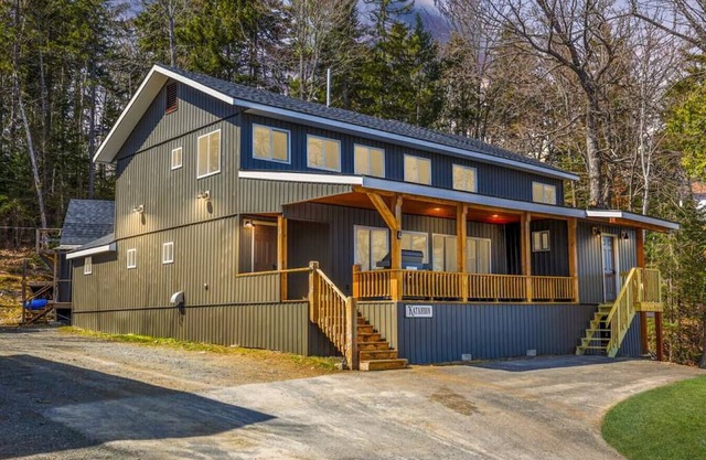 Katahdin - Cabin 4 · Lawrence`s Lakeside Cabins | `Katahdin`: Boat Dock + Kayaks