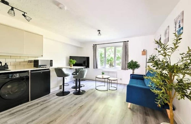 Charming 1-Bed Flat in London – 3 Mins to Tube + Free Parking