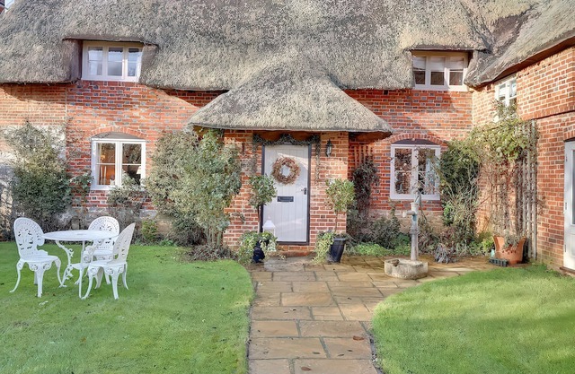 LAKE COTTAGE, family friendly, with open fire in Swindon