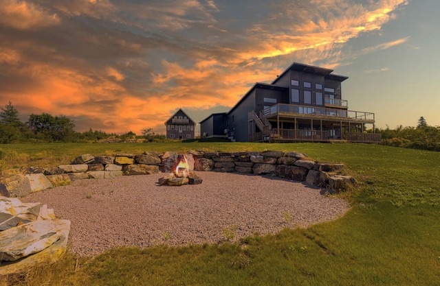 Lakehouse Retreat 5-bedroom, hot tub & gym, private lake access and dock