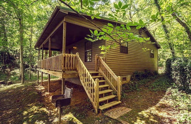 Family-Friendly Cabin Rental with River Views near Knoxville