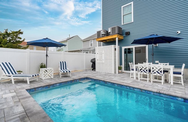 Private Pool! Stunning 3 Floor New Townhome-Close to Everything