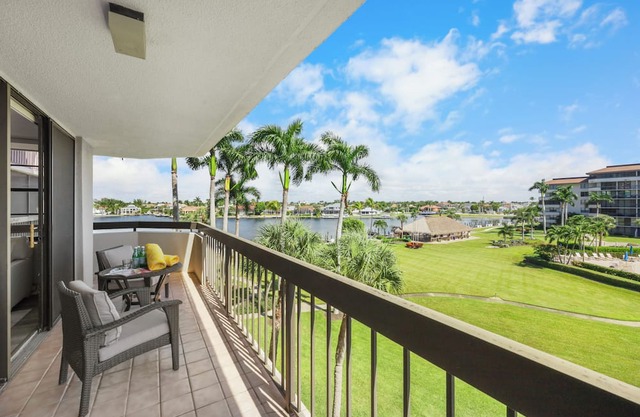 Waterfront condo w/short walk to Tigertail Beach